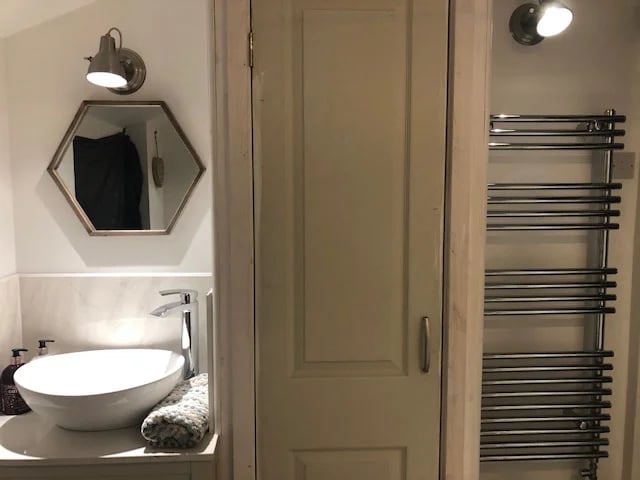 bathroom 01